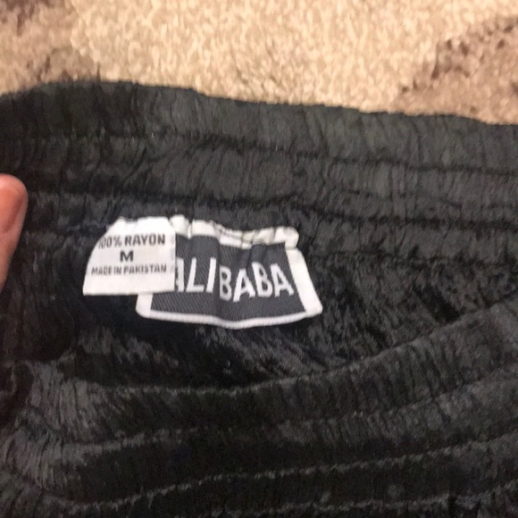 Crinkly black skirt - Picture 3 of 4